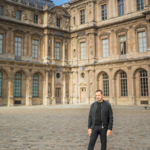 portrait - Daniel Firman - cour carrée du Louvre, Paris, France